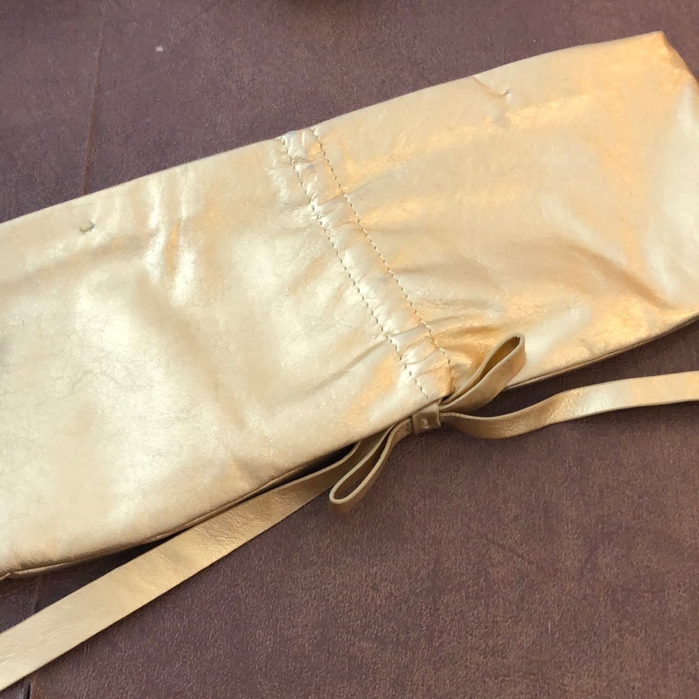 DNKY ZIPPER CLUTCH IN GOLD EUC